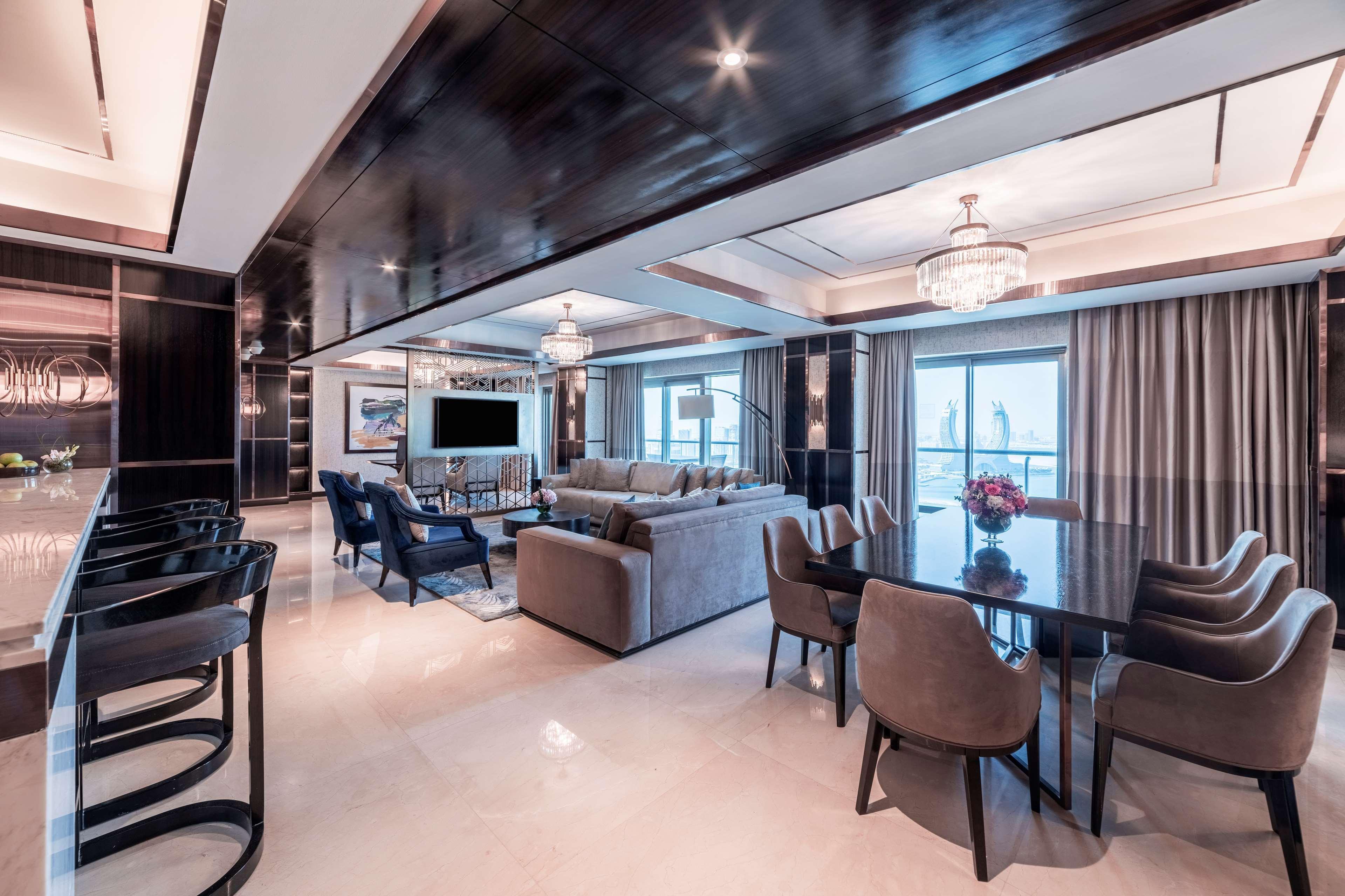 Hotel Hilton Doha The Pearl Exteriér fotografie The interior of a suite on board the World Navigator