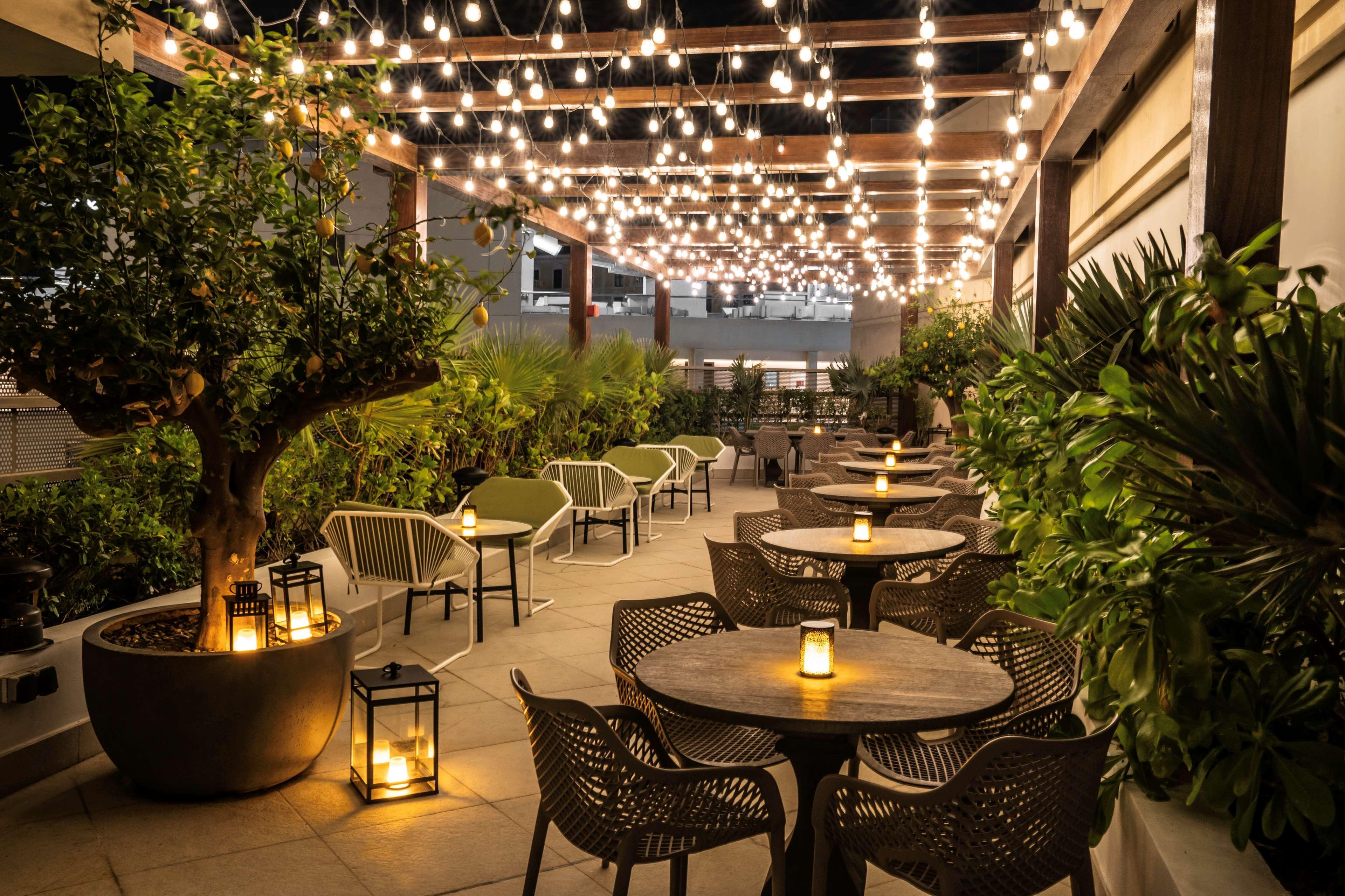 Hotel Hilton Doha The Pearl Exteriér fotografie The Terrace at The Standard East Village