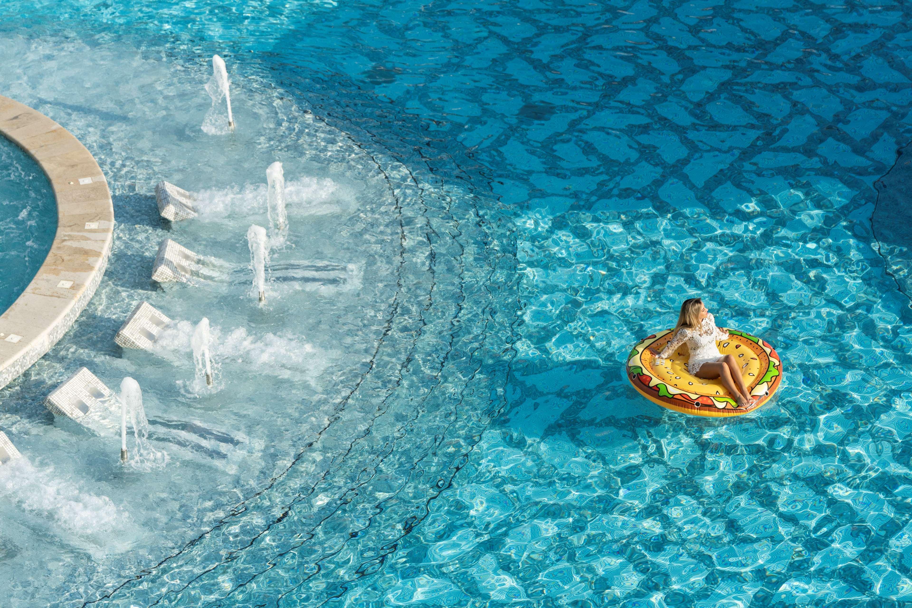 Hotel Hilton Doha The Pearl Exteriér fotografie A woman on a hamburger float