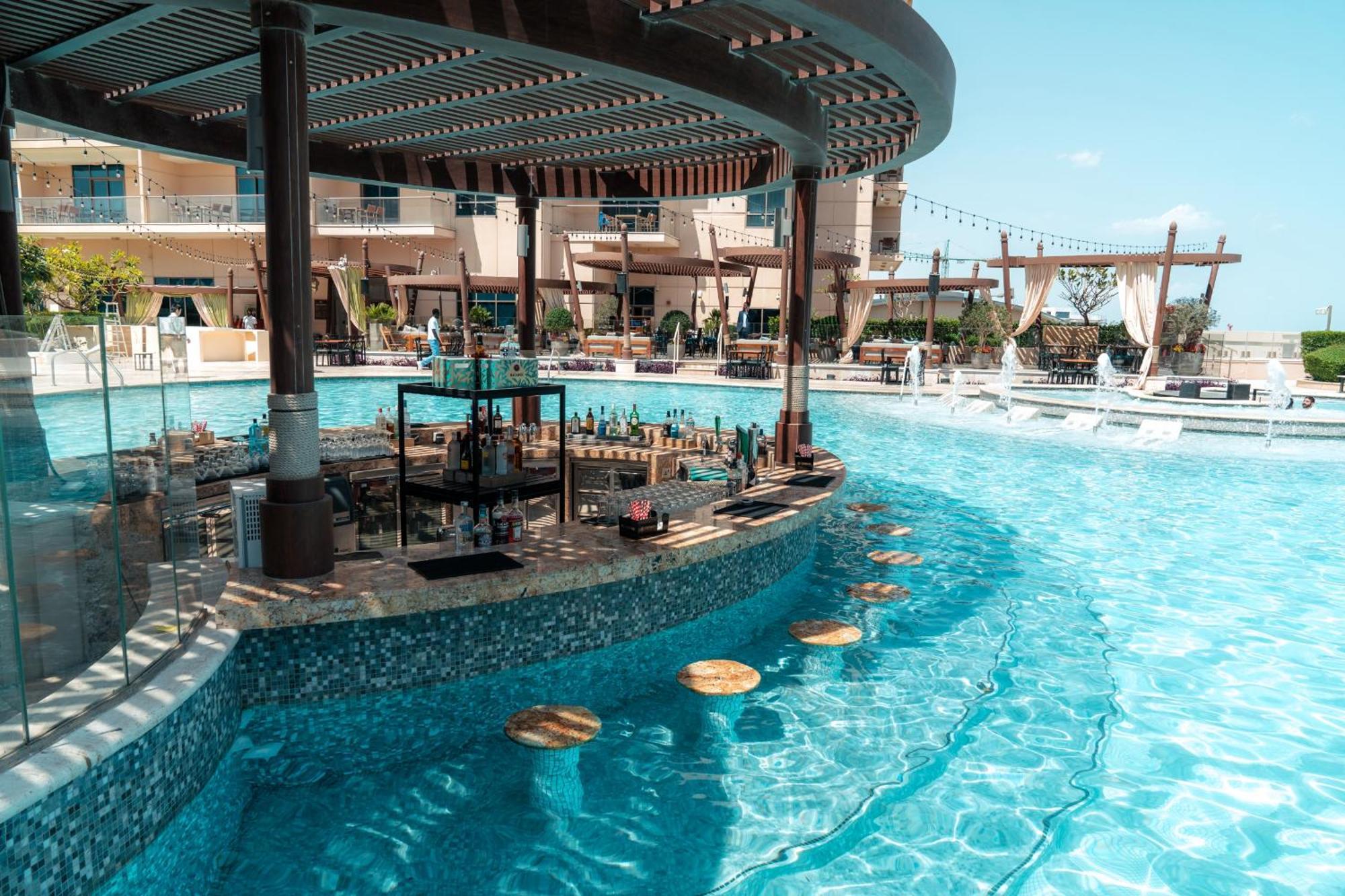 Hotel Hilton Doha The Pearl Exteriér fotografie The swimming pool at the Hard Rock Hotel